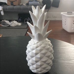 Small white pineapple decorative piece